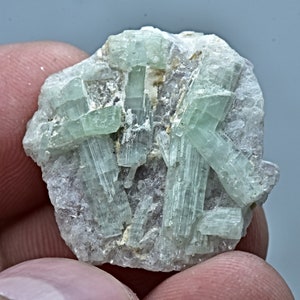 27 karaat mooie natuurlijke toermalijn kristallen op albite matrix