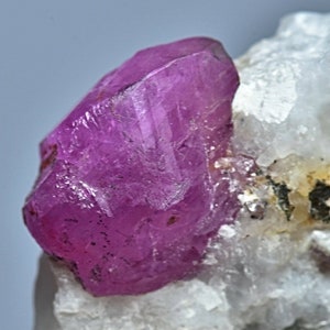Spécimen de cristaux de rubis naturel de 39 grammes terminé