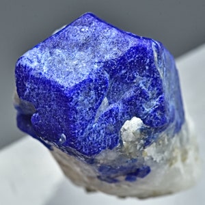Spécimen de cristal de lazurite à terminaison naturelle de 45 carats
