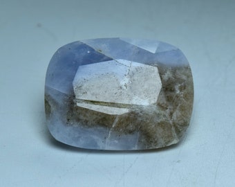 天然ブルーカラーのファセットカット蛍光ハックマナイト、金雲母付き