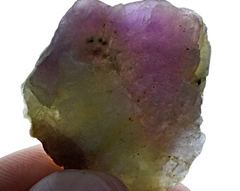 Muestra de hackmanita con fosforescencia fluorescente de 34 quilates y cambio de color nítido