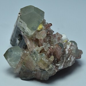 Cristal tourmaline naturel terminé avec cluster tourmaline rose 58,70 carats