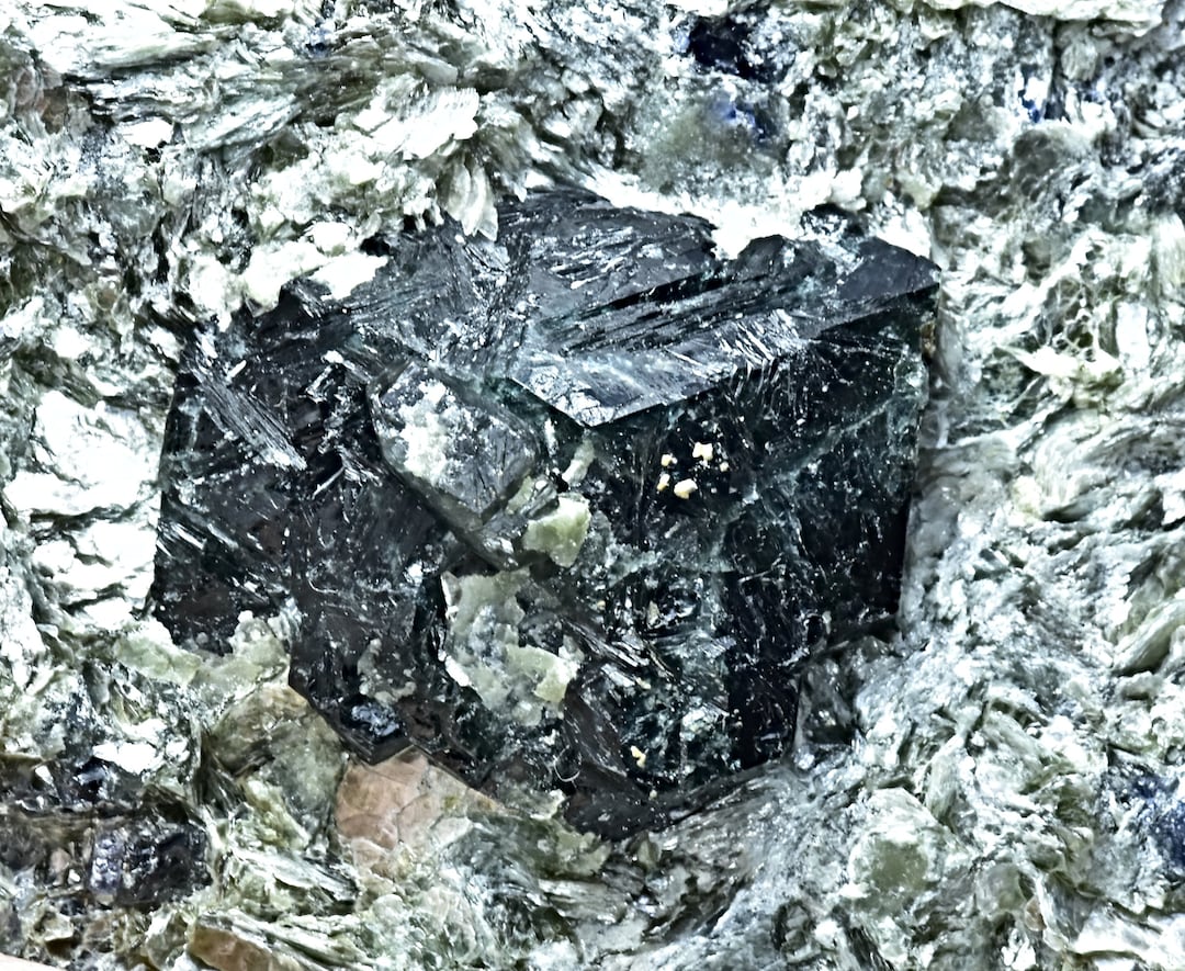 364 Gram Natural Rare Terminated Dravite Tourmaline Crystal on Green ...
