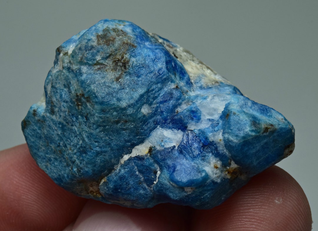 希少な端が尖ったソーダライト結晶、未知のピンク色の鉱物を含む 124