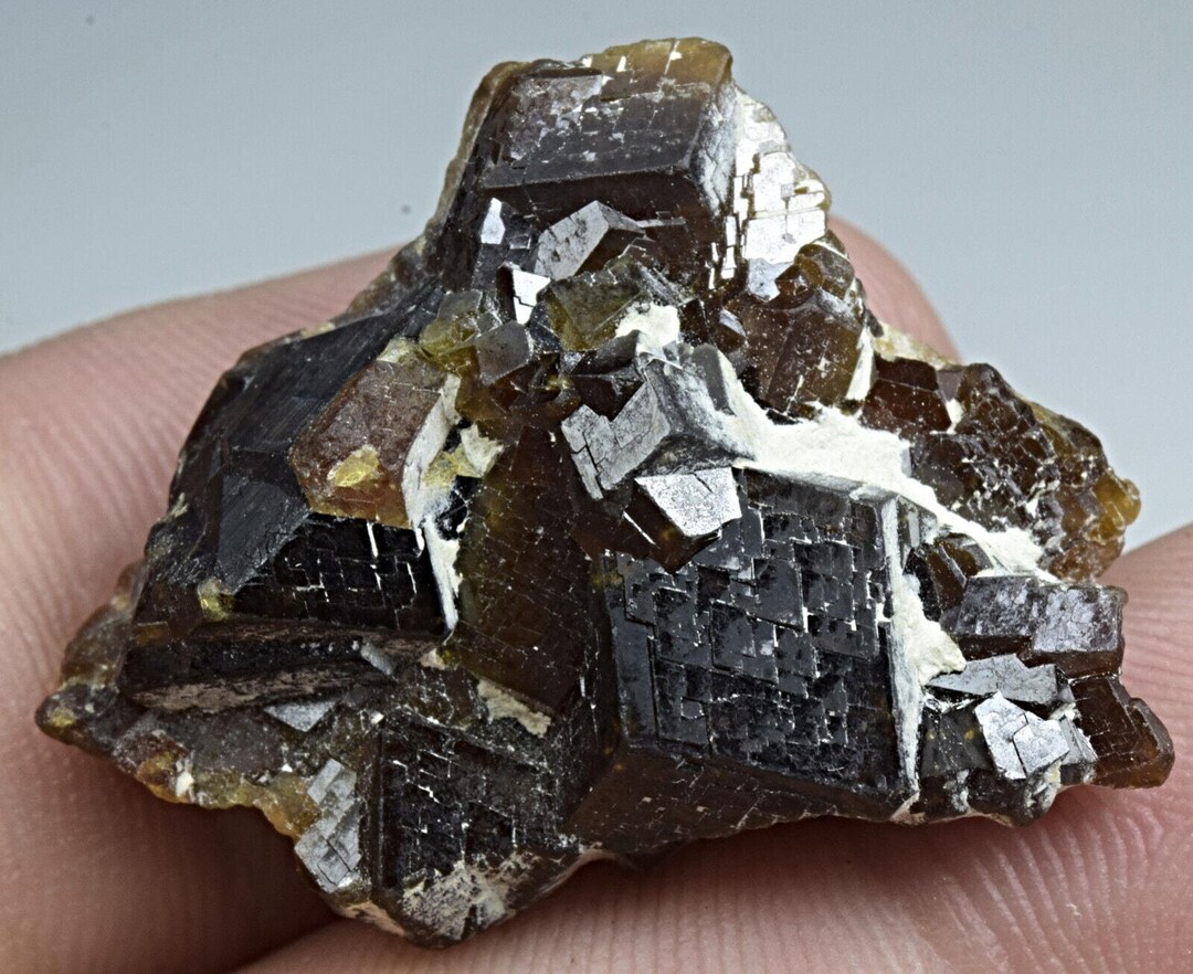 パキスタンのスクルドゥ産最高品質のアンドラダイトガーネット