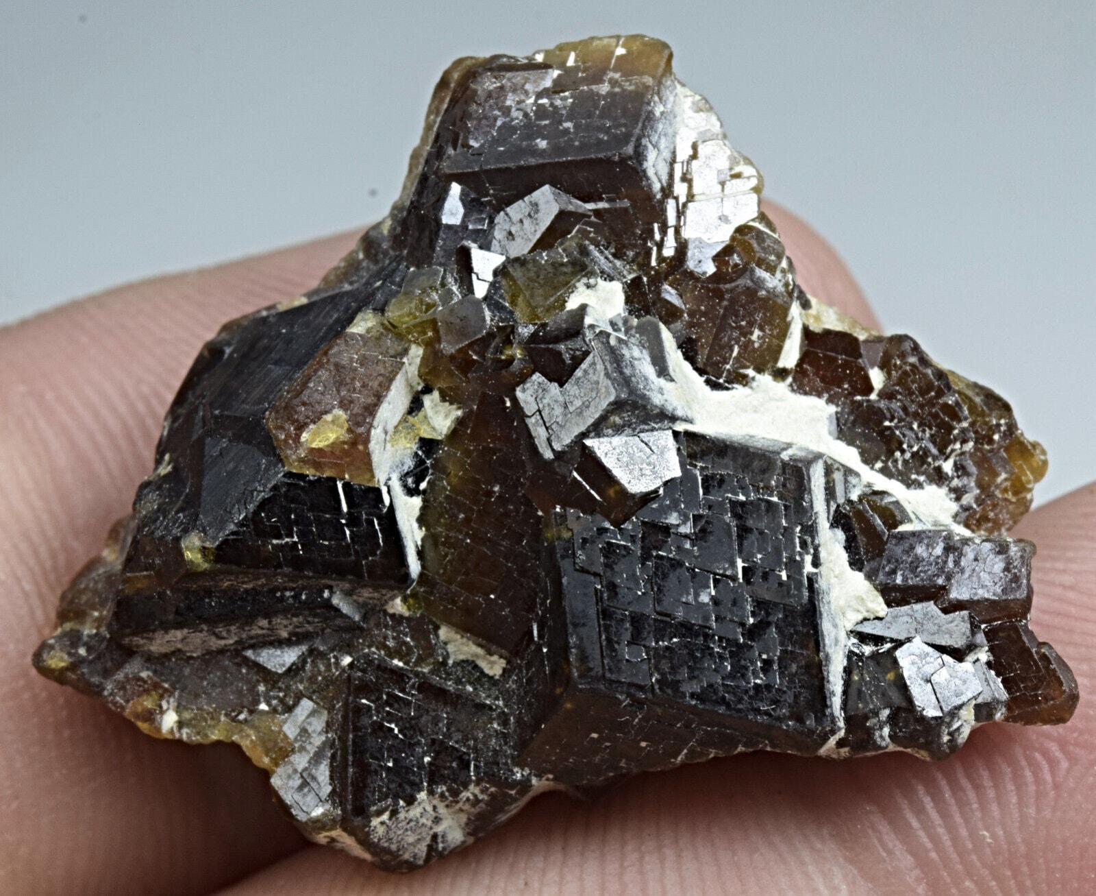 パキスタンのスクルドゥ産最高品質のアンドラダイトガーネット