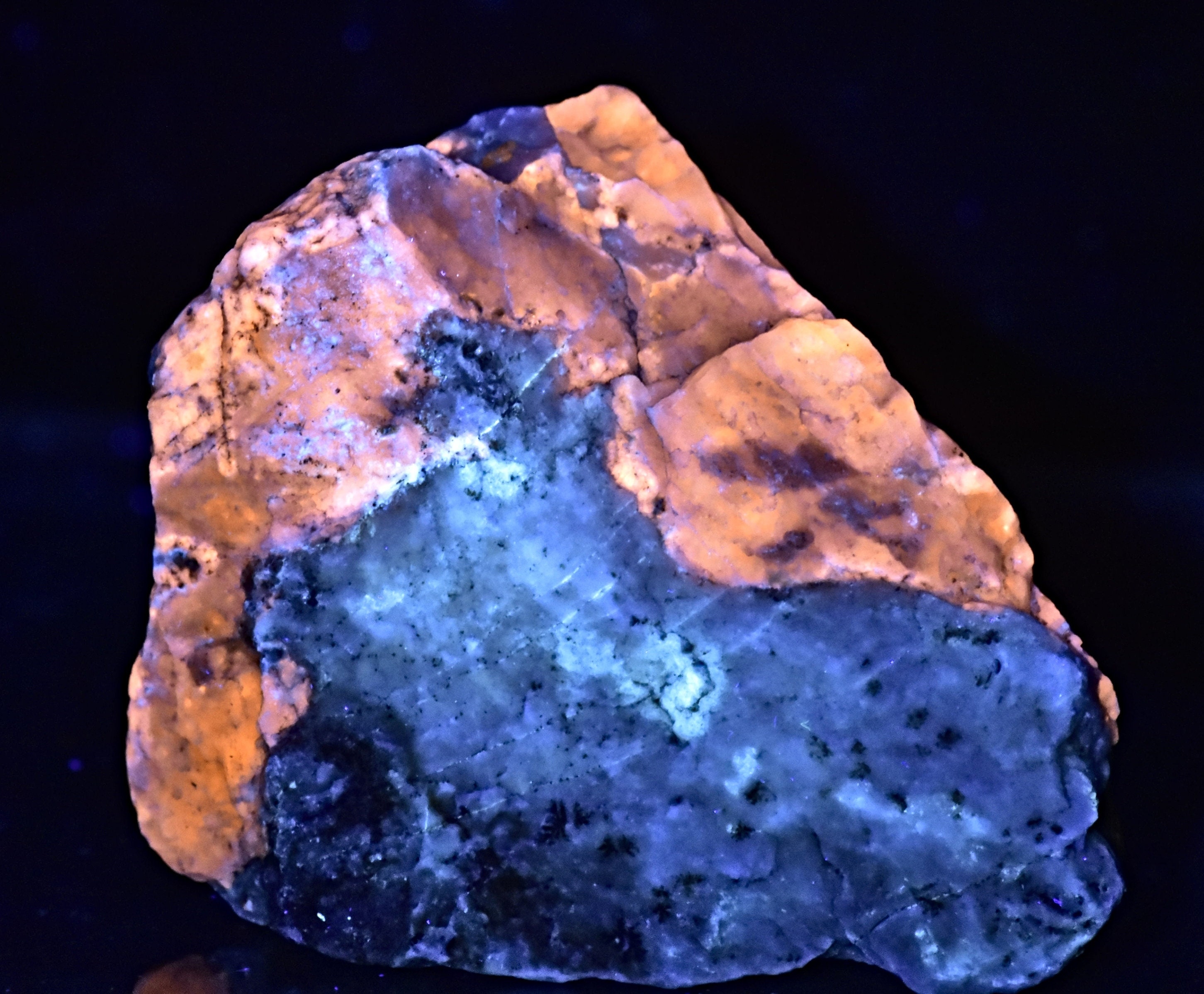 アフガニスタン バダフシャン産 蛍光天然ブルー ハックマナイト原石