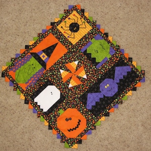 Patrón de colcha de Halloween, camino de mesa, tapiz, bruja, araña, fantasma, calabaza, murciélago, Frankenstein, maíz dulce, descarga digital en PDF