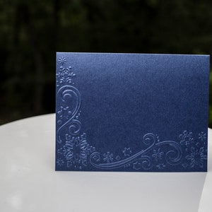 Conjunto de 5 - Cartão em branco azul em relevo com padrão de canto de florescimento de inverno/cartão de agradecimento e envelopes contrastantes (A2)
