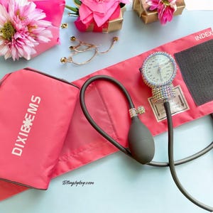 Brazalete de presión arterial con diamantes de imitación: elegante herramienta rosa para el control de la salud, regalo para profesionales sanitarios.