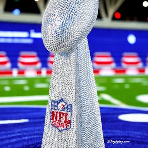 Vince Lampi Trophy Replica: Handgefertigter Preciosa Crystals NFL Award