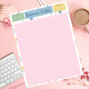 Könnte beinhalten: Ein rechteckiges Blatt für Predigtnotizen mit einem großen rosa linierten Schreibbereich, einer blauen Kopfzeile mit der Aufschrift Sermon Notes, einem grünen Feld für das Datum und einem gelben Feld für Schriftstellen, verziert mit Blumen.