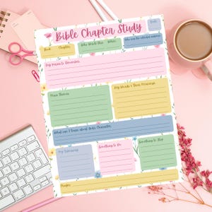 Può includere: Una scheda di studio per capitoli biblici con sfondo floreale e sezioni color pastello per appunti, inclusi campi per Libro, Capitolo, Autore, Data, Pubblico, Versetti chiave, Temi principali, Parole chiave, Carattere di Dio e Preghiera.