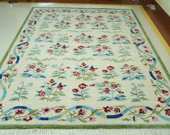Alfombra de lana Oushak color marfil: Diseño floral bordado a mano