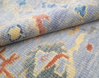 Tappeto Oushak in lana annodato a mano, colore azzurro cielo – Design tradizionale turco, ideale per arredare il soggiorno.
