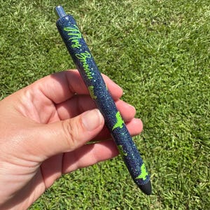 Stylo à paillettes dinosaure, outil d'écriture pour enfants, stylo dinosaure scintillant, cadeau unique pour les fans de dinosaures, fournitures de papeterie amusantes, cadeau pour les amateurs de dinosaures