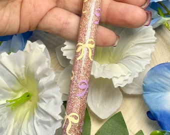 Bolígrafo con lazo de purpurina, bolígrafo de gel con lazo, bolígrafo con purpurina coqueta, bolígrafo personalizado, bolígrafo rosa con purpurina, bolígrafo con lazo de color claro, bolígrafo personalizado