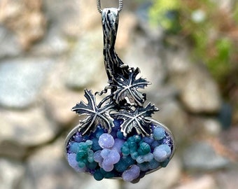 Ciondolo in agata d'uva, enorme ciondolo con pietra preziosa, agata viola, collana in agata d'uva grezza, collana in agata viola, collana con pietra viola
