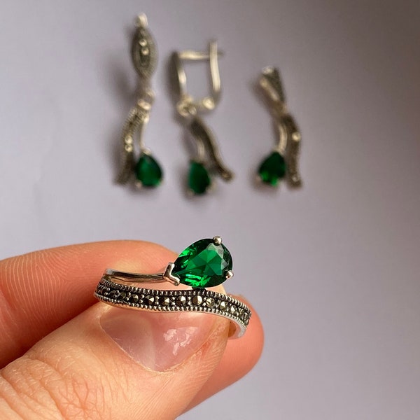 Kleine groene stenen ring Zilvergroene stenen ring Gemaakt van smaragdgroene ring Sierlijke groene sieraden Groene marcasiet sieraden een steen groene ring