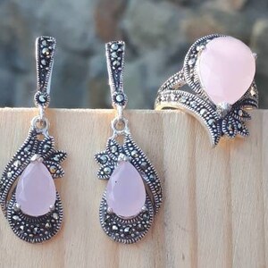 Joyería de cuarzo Pendientes colgantes rosas Anillo delicado rosa pálido Colgante rosa pálido Joyería pequeña rosa de plata con marcasita Joyería rosa claro Joyería de cuarzo