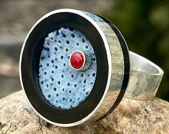 Anello in corallo blu Gioielli in corallo spugna blu Gioielli in corallo blu rotondo Gioielli in blu denim Gioielli in corallo fossile Pietra rara