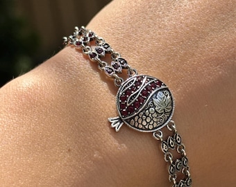 Bracciale con melograno, argento antico, granato e cristallo rosso, gioiello simbolico con frutta, gioiello armeno