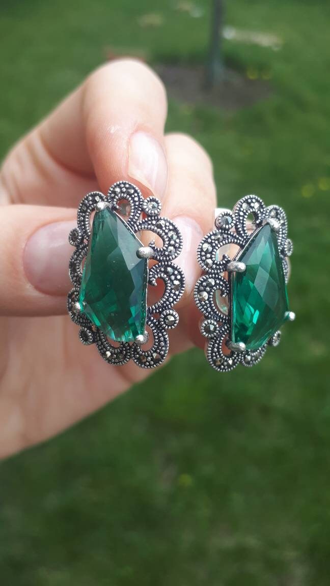 Lot De 4 Clés Bijoux Argentées Avec Marcassite Et Pierres Vertes - Collier, Boucles D'oreilles, Bague