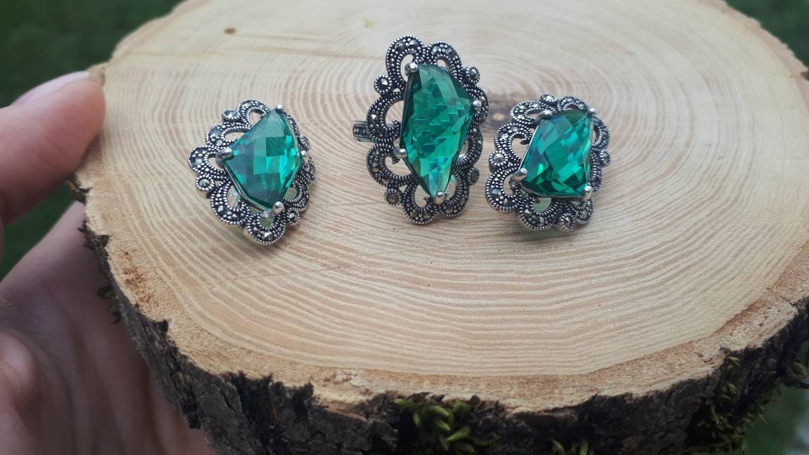 Lot De 4 Clés En Argenté Avec Marcassite Verte - Collier, Boucles D’oreilles, Bague - Occasion