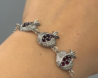 Bracciale con melograno, bracciale in argento antico con cristalli rossi, bracciale vintage con ciondoli a forma di frutta, gioielli boho, regalo simbolico per lei