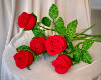 Fleurs au crochet, roses rouges, bouquet de fleurs au crochet pour une décoration intérieure faite à la main ou un cadeau pour les femmes