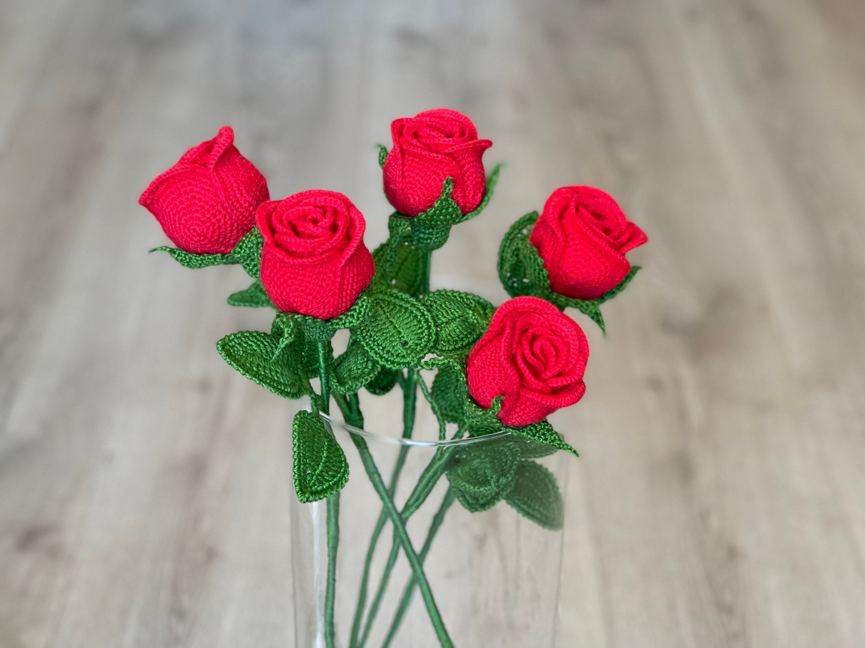 Bouquet di fiori all'uncinetto, rose rosse per decorazioni per la