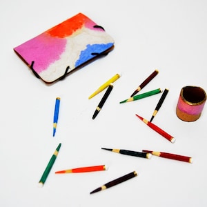 carpeta,lapices y bloque de dibujo,conjunto de miniaturas,conjunto de pintor,miniaturas de dibujante,casa de muñecas,estudio de pintor