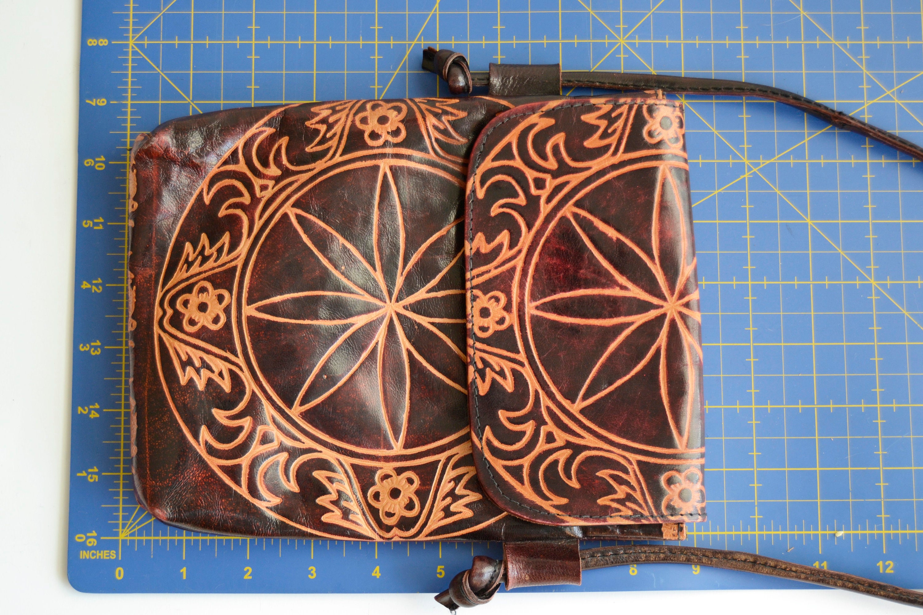Sac Bandoulière Cuir Marron Vintage Artisanal - Style Hippie Bohème, Fleurs De Lys, Très Bon état