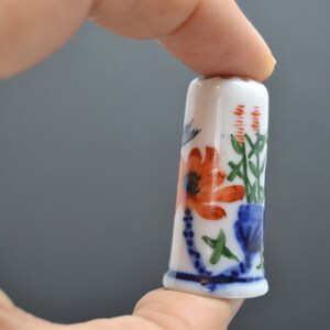 dedal de porcelana ,dedal de coleccion,dedal vintage,porcelana china,dibujado a mano,dedal blanco,dedal artesanal,coleccion de miniaturas