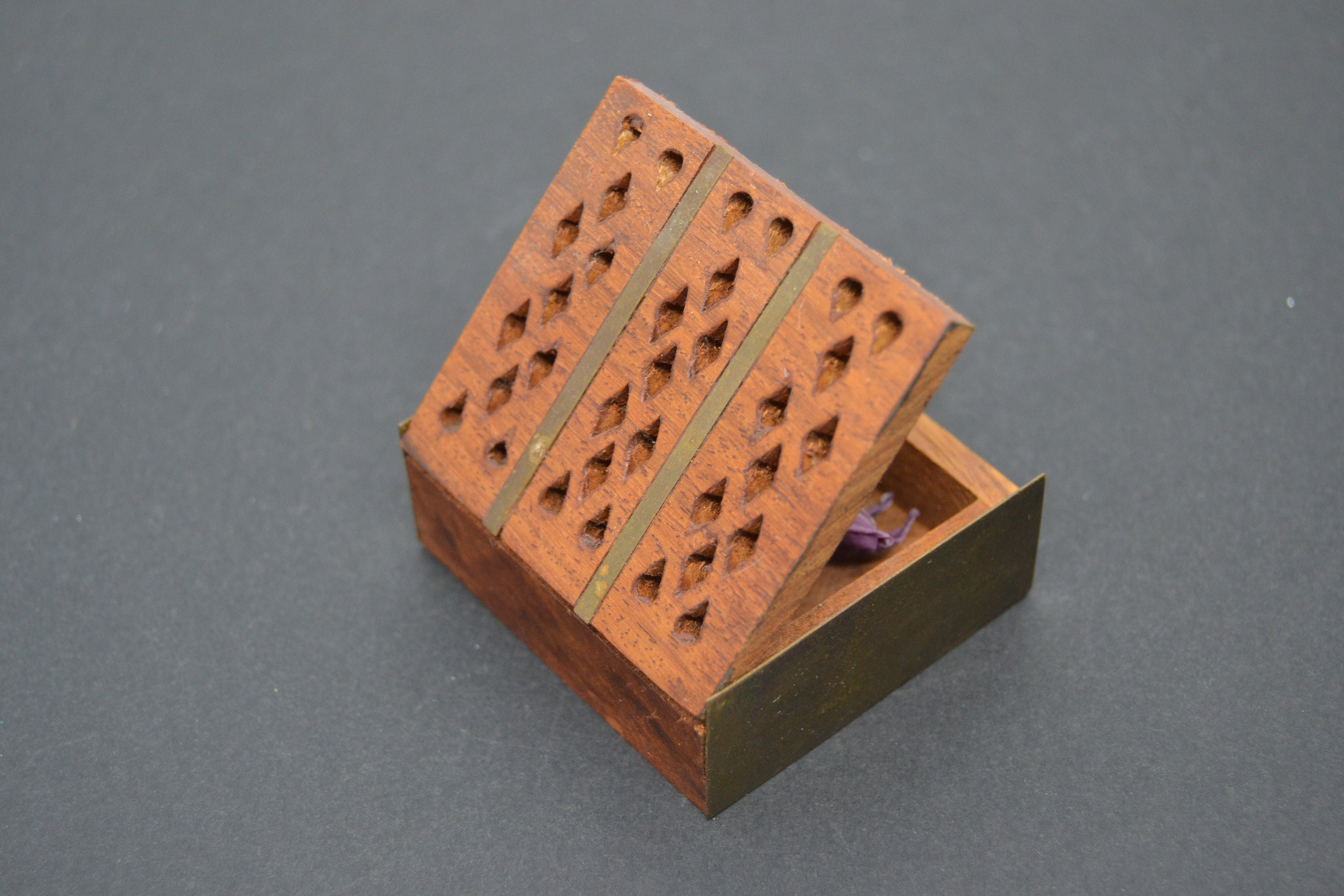 caja de latón y madera,pequeña caja,caja decorativa,caja de tabaco,caja artesanal,caja de anillos