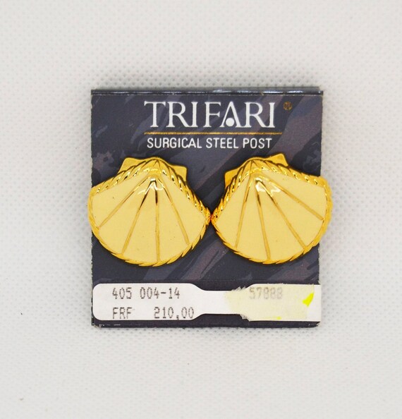 Gold quilts, trifari Earrings, buton earrings, dem