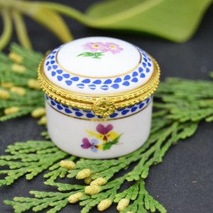 small porcelain box, porcelain pillbox, ring box, vintage box, porcelain pillbox, vintage pillbox, mini box, small box
