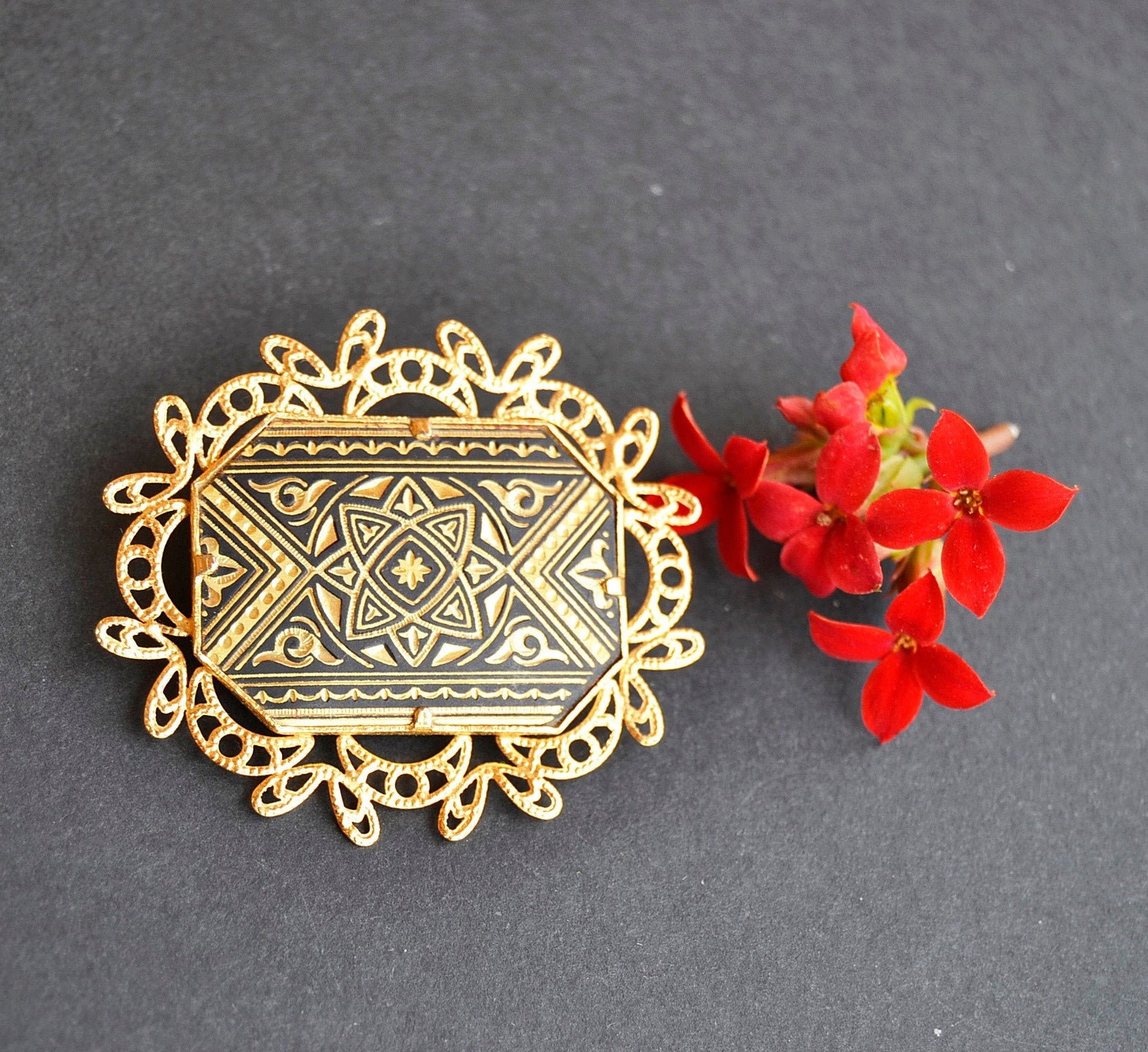 ヴィンテージダマスカスブローチ：金細工の象嵌 - Etsy 日本