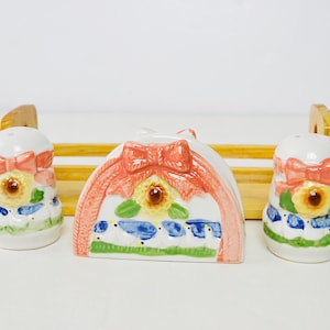 set di porcellana, sale e pepe, anello di tovagliolo, portatoriine in porcellana, decorazione della cucina, servizio da tavola, decorazione occasione, tavolo di Pasqua