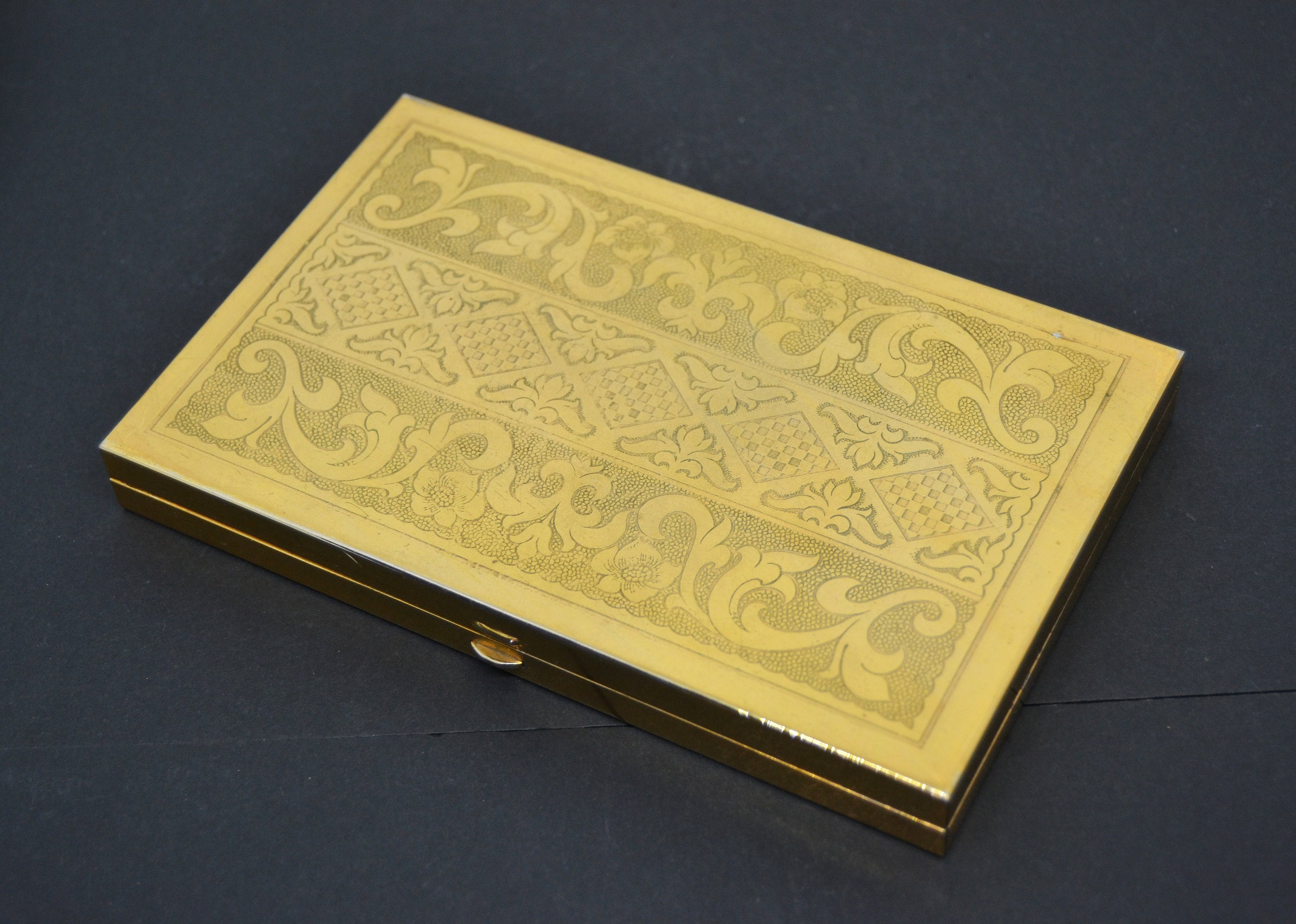 Compact Case, Vintage Case, Case Made of Brass, Old Makeup Box, Gold Tone, Engraved Case, Vintage Gift, Compact for Makeup, Gift for Women - Etsy Compact Case, Vintage Case, Case Made of Brass, Old Makeup Box, Gold Tone, Engraved Case, Vintage Gift, Compact for Makeup, Gift for Women - Etsy