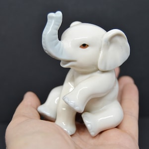 elefante de porcelana,figura de elefante,figura vintage,elefante blanco,elefante pequeño,elefante decoracion,estatua de elefante