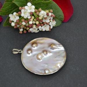 vintage mother of pearl pendant with pearls, Freshwater mother of pearl pendant, Baroque pearl, Large oval pendant in mother of pearl, 70s