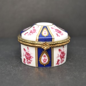 vintage porcelain box, porcelain vanity, porcelain trinket box, small box,Vintage Manuscript Porcelain Trinket Box , Pill Box , Porcelain