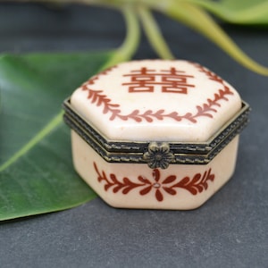 small porcelain box, porcelain pillbox, ring box, vintage box, porcelain pillbox, vintage