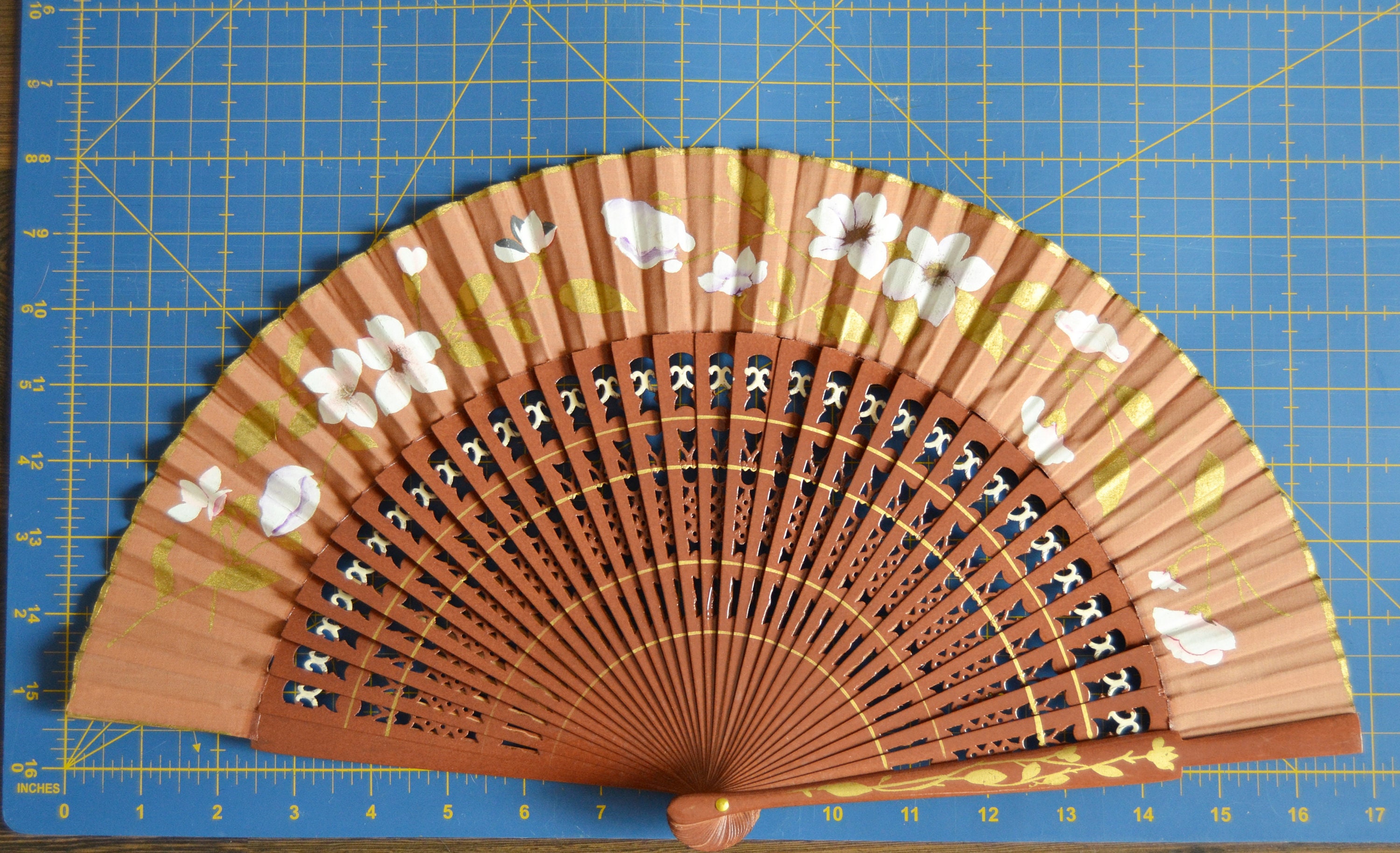 ヴィンテージ手描き木製扇子：花柄の夏のアクセサリー - Etsy 日本