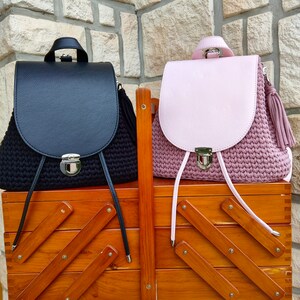 2 Sac à dos à bandoulières réglables, fait main au crochet en fil de t-shirt, élégants et pratiques. Accessoire pour une vie active.