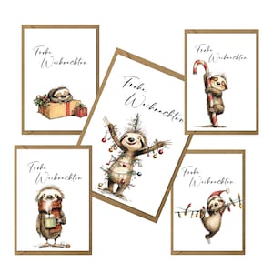 Pode incluir: Um conjunto de cinco cartões de Natal com adoráveis ilustrações de bichos-preguiça. Cada cartão tem uma borda castanha e a inscrição "Frohe Weihnachten". Os bichos-preguiça são retratados em cenas festivas, incluindo um com uma bengala de doces e outro com luzes de Natal.