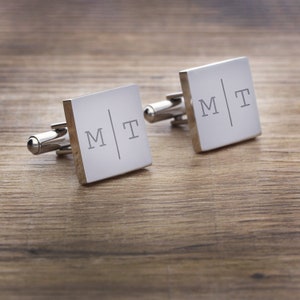 2 gemelos cuadrados con grabado del motivo de iniciales 02 para la boda
