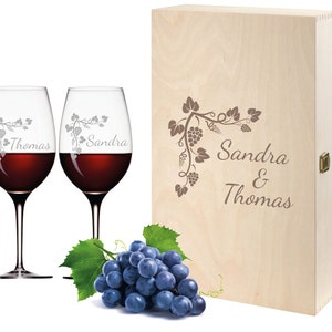 Premium Wein Geschenkbox mit Namens-Gravur Motiv Ranke, Leonardo Weingläser in rustikaler Holzkiste, Geschenkidee für Mutter Vater Oma