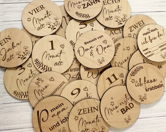 Wooden pregnancy milestone cards in German - 30 milestones on elegant wooden discs as a gift for pregnant women and expectant mothers.